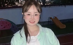 含着她两个硕大的乳峰A片